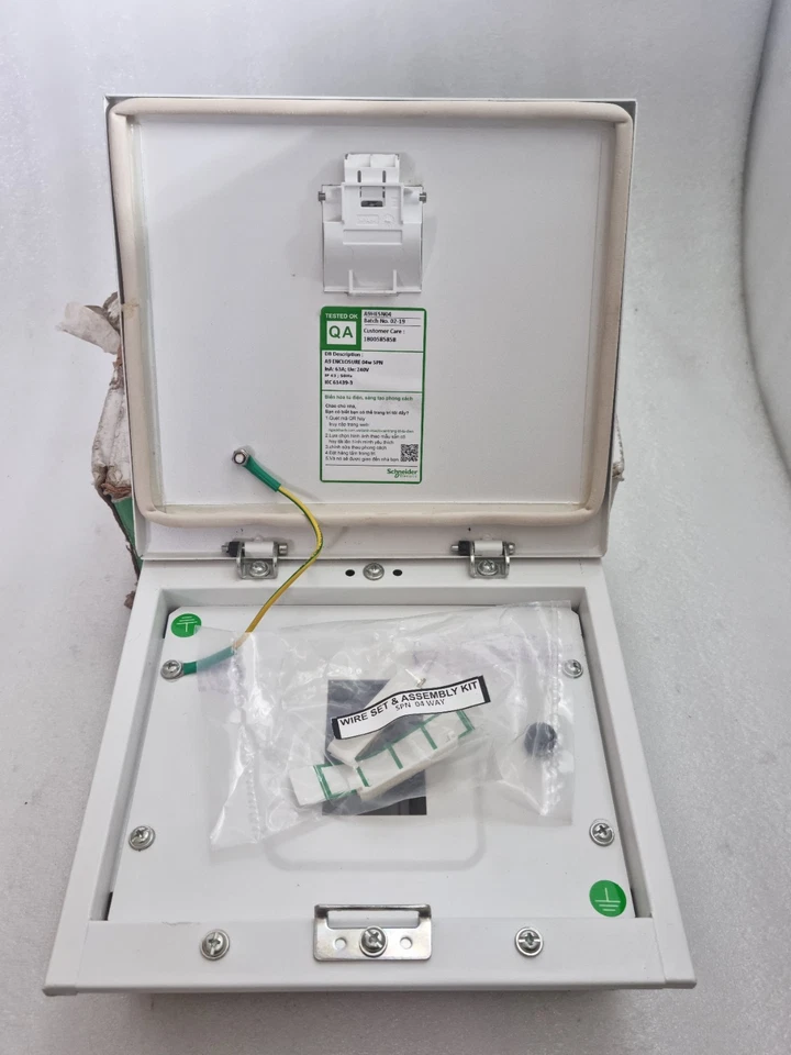 Schneider Electric A9HESN04 4 Module Metal Distribution Board New